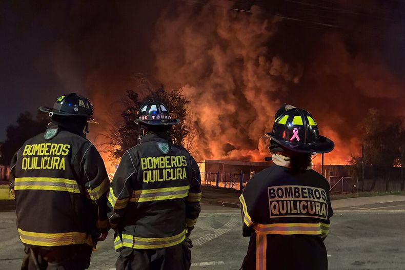 Mega incendio químico en Quilicura lleva más de 10 horas - Agencia Uno