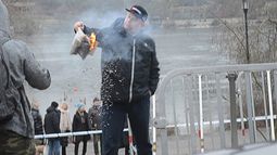 Un ultraderechista quema un ejemplar del Corán ante la embajada de Turquía en Suecia