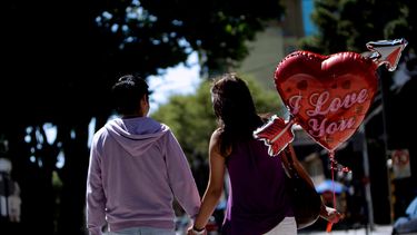 Investigación sobre violencia en el pololeo revela que 3 de cada 10 adolescentes le dice a sus parejas con quién juntarse