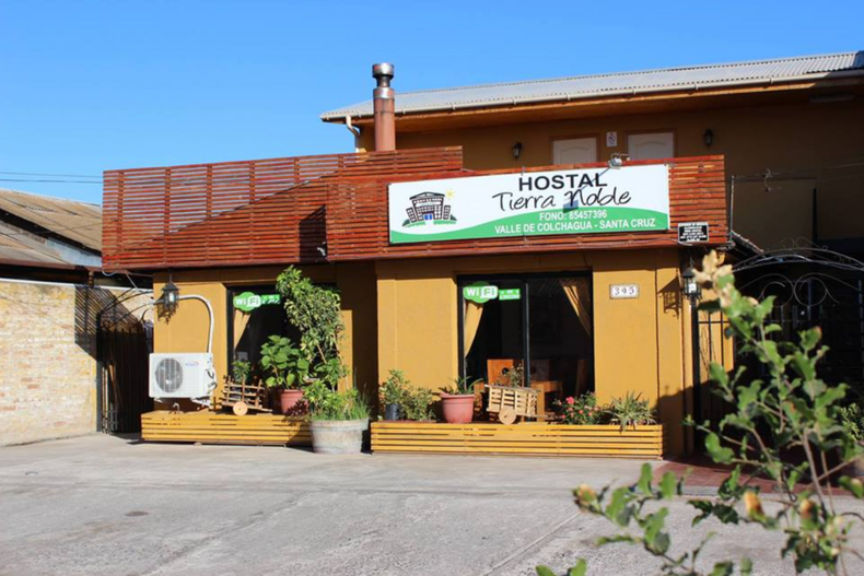 deberias quedarte callada o ...pedazo de caca sernac oficia a hostal por insultar a clientes.png