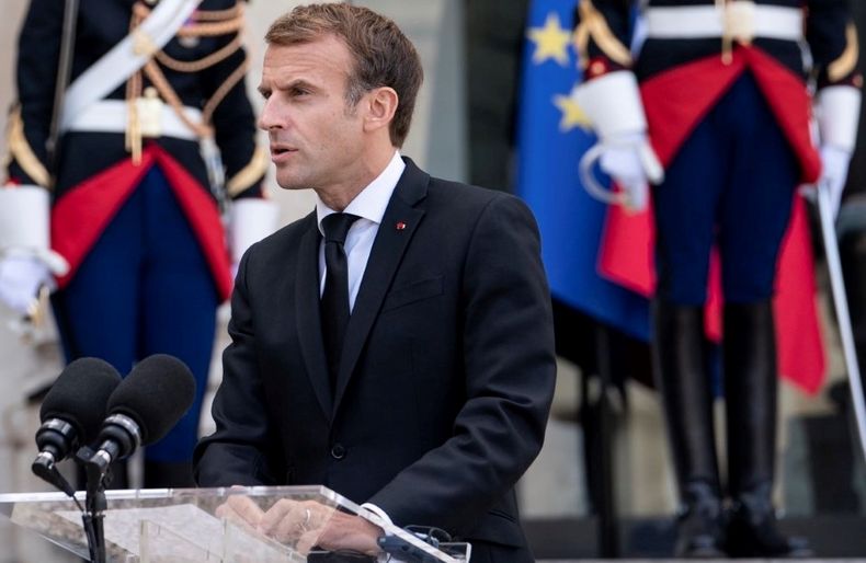 Macron nota.jpg
