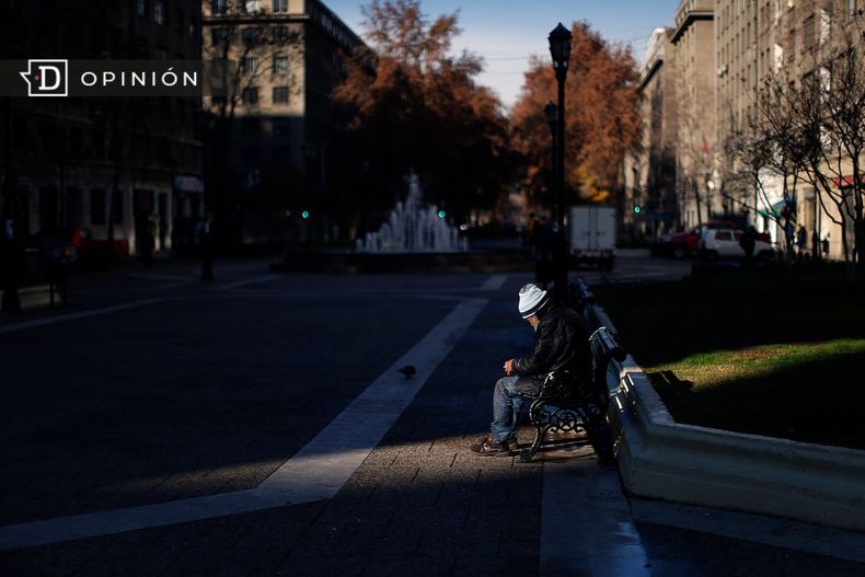 4558 imagen de una persona sentada sola en una banca.jpg