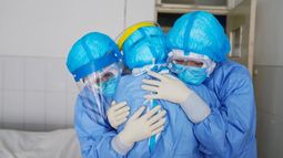 Capital china bajo alerta de tiempos de guerra tras confirmar brote de coronavirus a una semana de relajar medidas