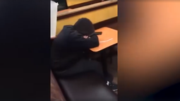 Indignante: Trabajador de Dunkin Donuts arrojó jarrón de agua a joven sin hogar que dormía en un local