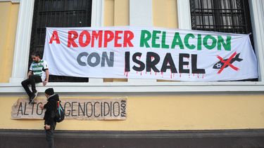 Defendiendo la pluralidad de opiniones U de Chile saca de su frontis cartel pro palestino