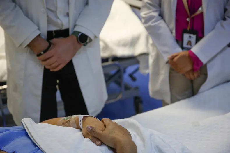 paciente fallecio tras sufrir acv y manejo posoperatorio negligente en clinica corte ordena pagar 120 millones a familia.webp