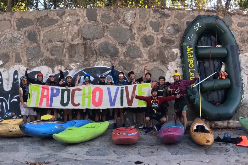 28566 kayak mapocho.webp
