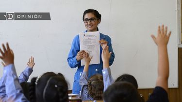 El Desconcierto | 7378 imagen de una profesora con sus alumnos haciendo clases.jpg