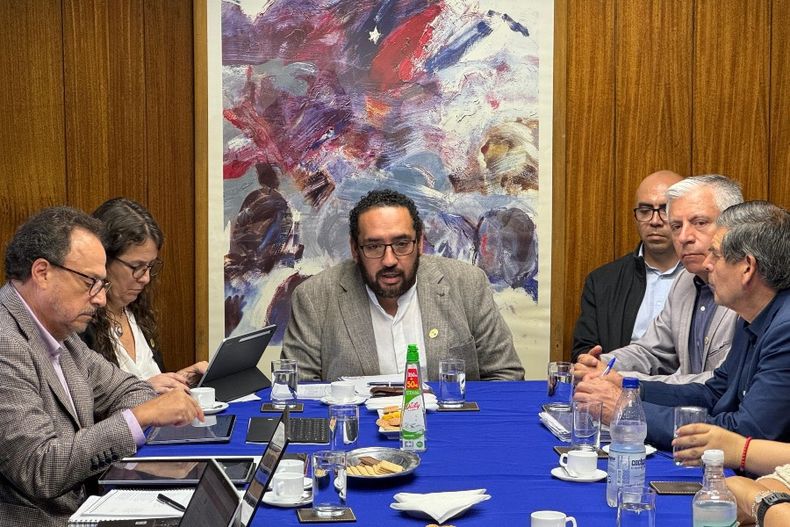 Mineduc se reune con representantes del Colegio de Profesores de Atacama.jpeg