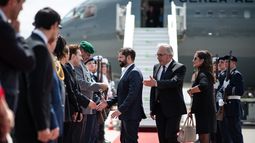 Presidente Gabriel Boric arriba a Alemania en su visita oficial y es recibido con honores