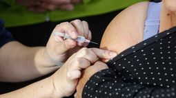 En Metro, mall, registro civil y municipios: Revisa dónde vacunarte contra influenza y COVID-19