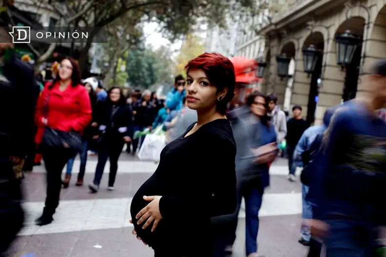 20043 mujer embarazada posando en el paseo ahumada.webp