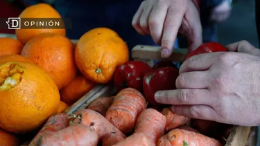 El Desconcierto | 15033 una manos tocando unas verduras en una caja.webp