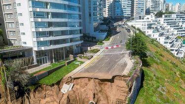 Al borde del derrumbe: Unas 200 personas evacuan sus departamentos en Concón por nuevo socavón