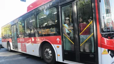 Chofer de micro cerró puertas con pasajera bajando y la arrastró varios metros: Corte ordena pagarle más de $50 millones