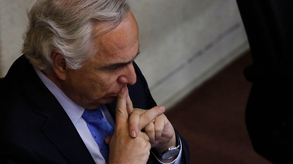 Sin hablar y tras 41 años de militancia: Chadwick renuncia a la UDI por vinculación en caso Hermosilla