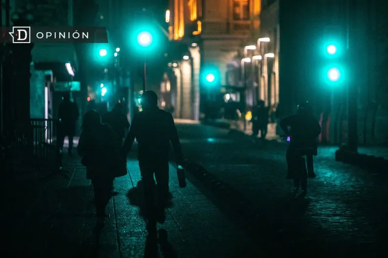 24525 personas caminando por la calle de noche.webp