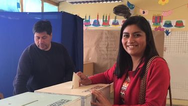 Camila Rojas (IA) se transforma en diputada tras imponerse en estrecha votación a Jorge Rauld en la V Región
