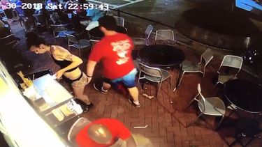 VIDEO| Con un solo movimiento: Mesera arrojó al suelo a cliente que la manoseó en un bar