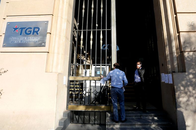 Tesorería inició cobros contra deudores del CAE - Agencia Uno