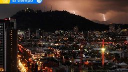 Aviso Meteorológico: Probables tormentas eléctricas en 4 regiones, incluyendo la Metropolitana