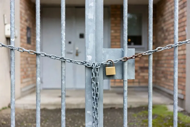 agrupacion de ffaa y carabineros en retiro cerro con candado sede de club de adultos mayores suprema ordeno restituir acceso.webp
