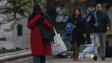 Se pronostica una ola de frío para Santiago: Termómetros llegarán a -2 grados este miércoles
