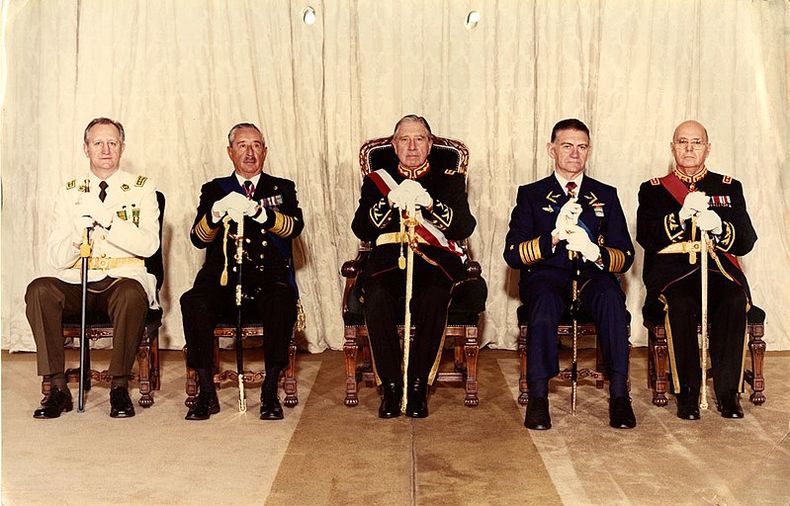 Stange Pinochet y Junta Militar.jpg