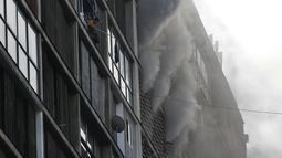 Incendio en edificio de Santiago centro: Confirman una mujer en riesgo vital y una mascota fallecida