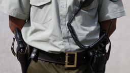 Mujer que denunció violencia de capitán de Carabineros acusa sentir miedo y desilusión de ver cómo el agresor es un protegido del sistema