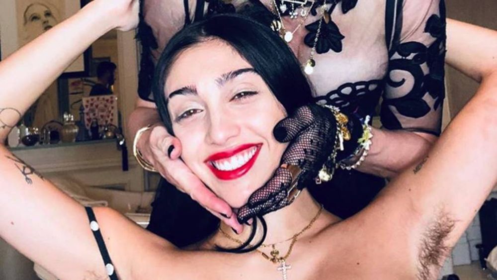 Saquen sus comentarios de nuestras axilas: Periodista cuestionó a quienes critican a hija de Madonna por no depilarse