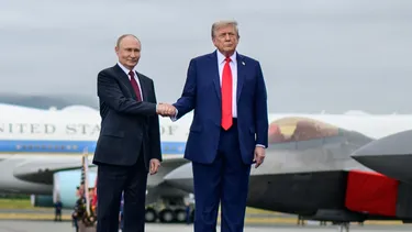 Cumbre bilateral: Trump recibe a Putin con alfombra roja en la base militar de Alaska