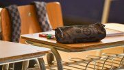 Violencia escolar - Pupitre con un estuche encima, en una sala de clase / Agencia Uno