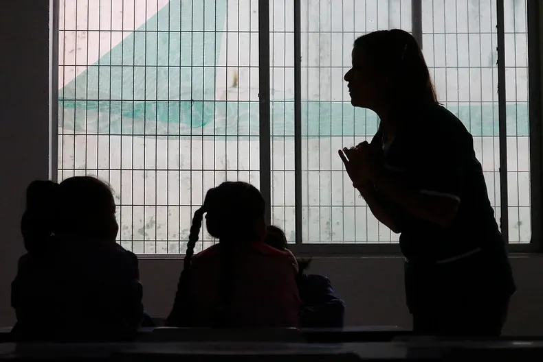colegio sanciono a nino tea por crisis emocionales y padres van a tribunales  corte revoca sanciones y exige inclusion.webp