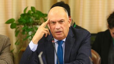 A pesar de prohibición diputado Bobadilla (UDI) contrató de asesora a funcionaria pública