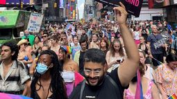 Nueva York celebra un Orgullo LGTBI+ virtual, pero miles de personas salen a la calle