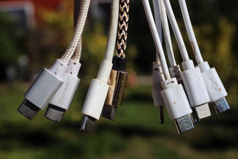 Cargadores de celulares en Chile - Agencia Uno