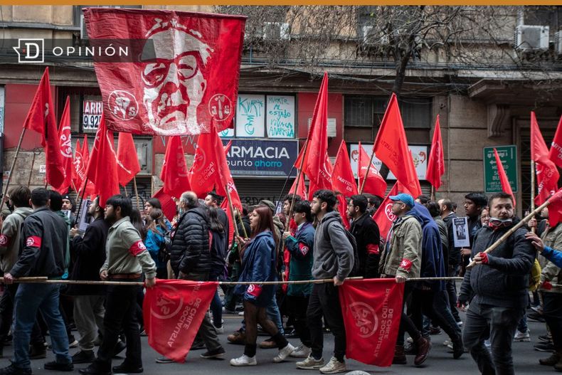 7068 imagen de personas marchando con banderas socialistas y un l.jpg