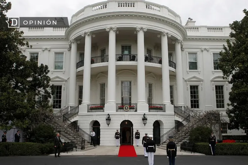 10614 imagen frontal de la casa blanca.webp