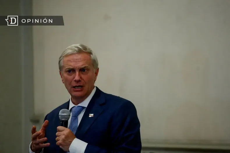 26335 jose kast con un microfono en la mano.webp