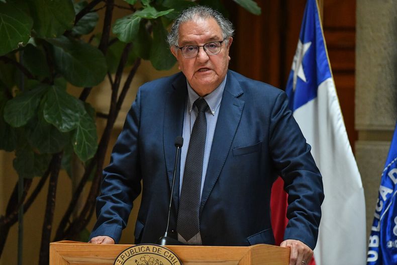 El senador Francisco Huenchumilla da punto de prensa en el hall del Senado - Agencia Uno