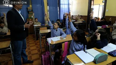 El Desconcierto | 25063 profesor haciendo clases.webp