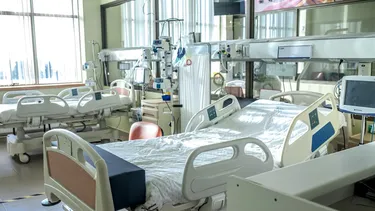 El Desconcierto | adulto mayor de 74 anos fallecio tras caer de cama en hospital publico familia sera indemnizada con 150 millones tras 7 anos.webp