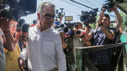 La vi alegre: Un emocionado Joaquín Lavín llega a la cárcel para visitar a Cathy Barriga