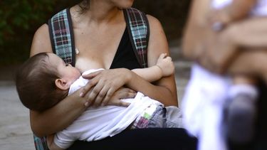 Denuncian ante la Contraloría a concejala de Calama por tomarse tiempo para amamantar a su hijo