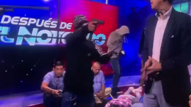 Presidente Noboa visita el canal de televisión de Ecuador que sufrió asalto armado