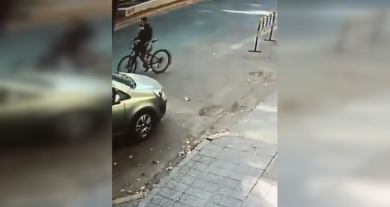 denuncian a sujeto por masturbarse frente a mujeres a plena luz del da en calles de providencia.jpg