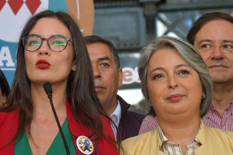 1084 camila vallejo y jeannette jara.jpg