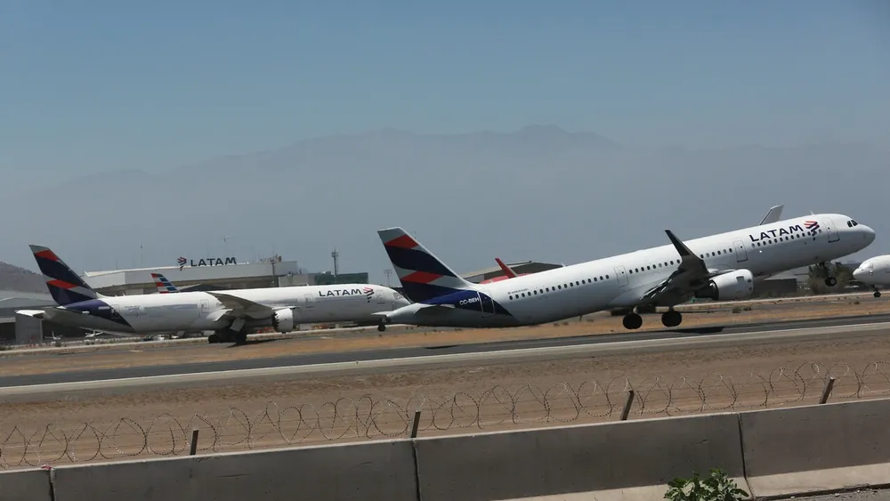 Casi 500 pilotos rechazan propuesta de Latam y podría generarse una huelga que complicará el transporte aéreo