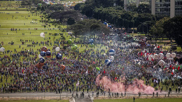 Presidente de facto Michel Temer autoriza intervención de militares en medio de fuertes protestas en Brasil